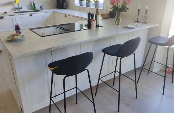 platsbyggt minimalistiskt kök