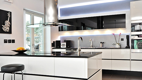 platsbyggt modernt kök