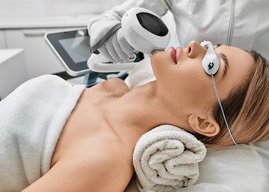 Sk&ouml;nhetsoperation_Br&ouml;stf&ouml;rstoring_Stockholm